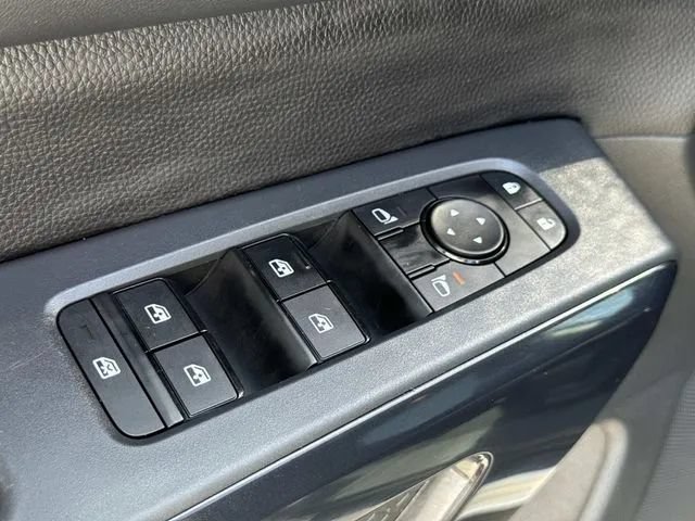 Used 2025 Nissan Pathfinder SV AWD/4WD image 33