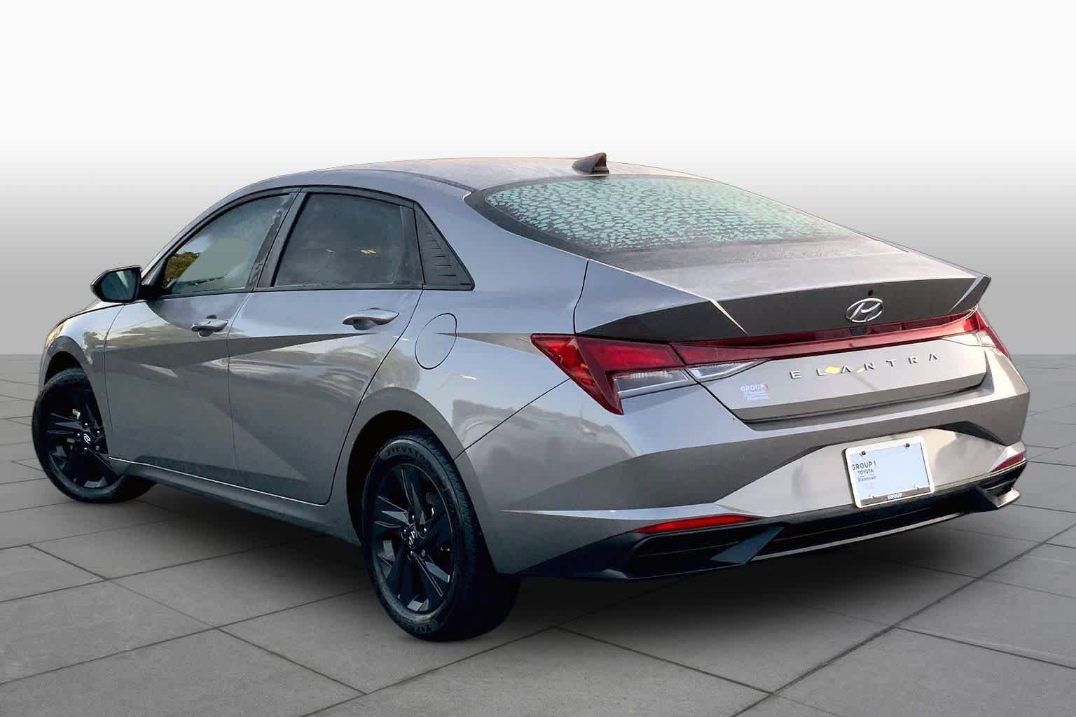 Used 2022 Hyundai Elantra SEL w/ Convenience Package FWD image 12