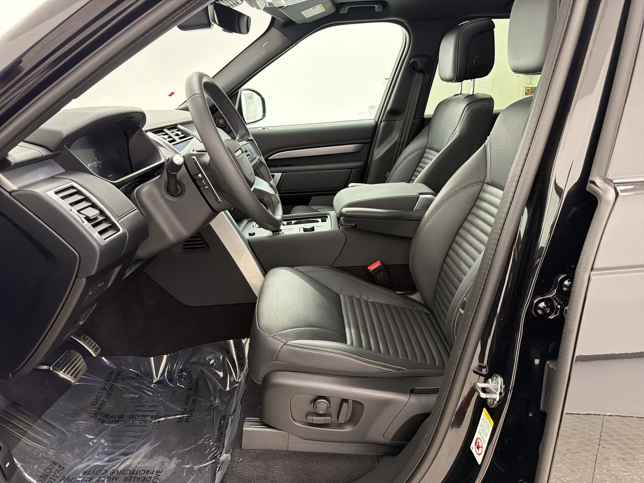 Certified 2025 Land Rover Discovery Dynamic SE AWD/4WD image 5
