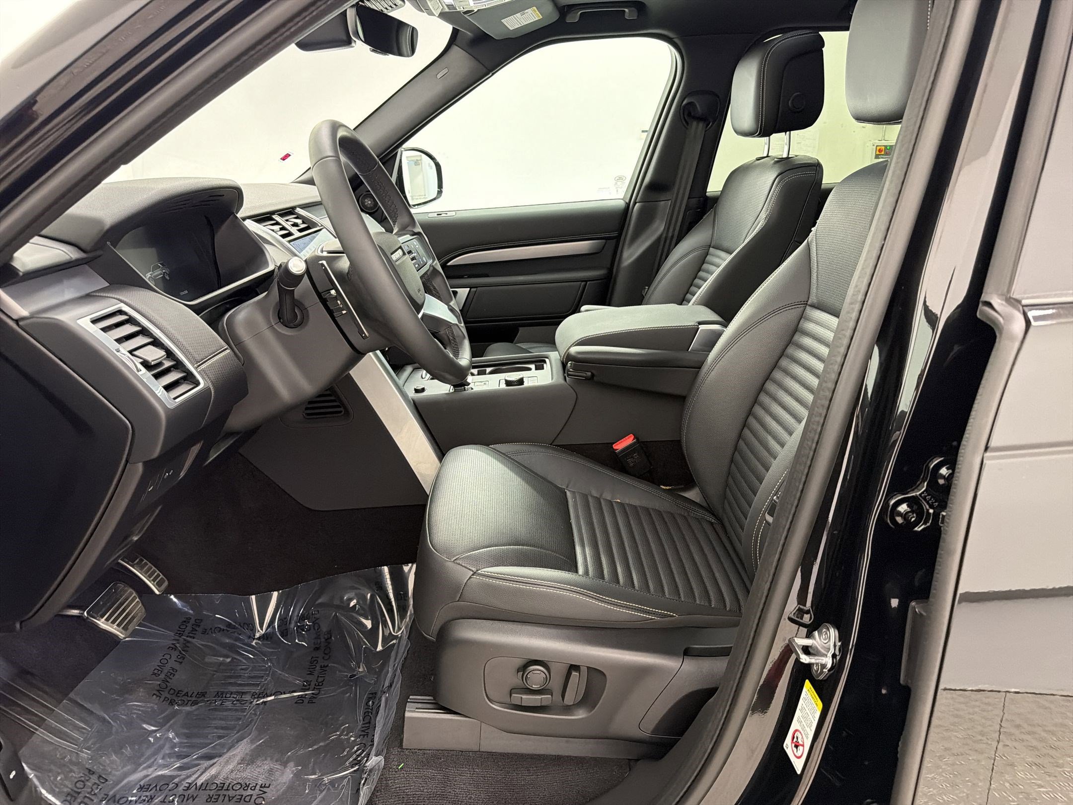 Used 2025 Land Rover Discovery Dynamic SE image 5