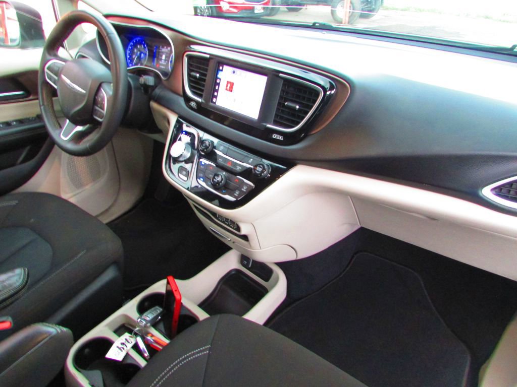 Used 2022 Chrysler Voyager LX image 16