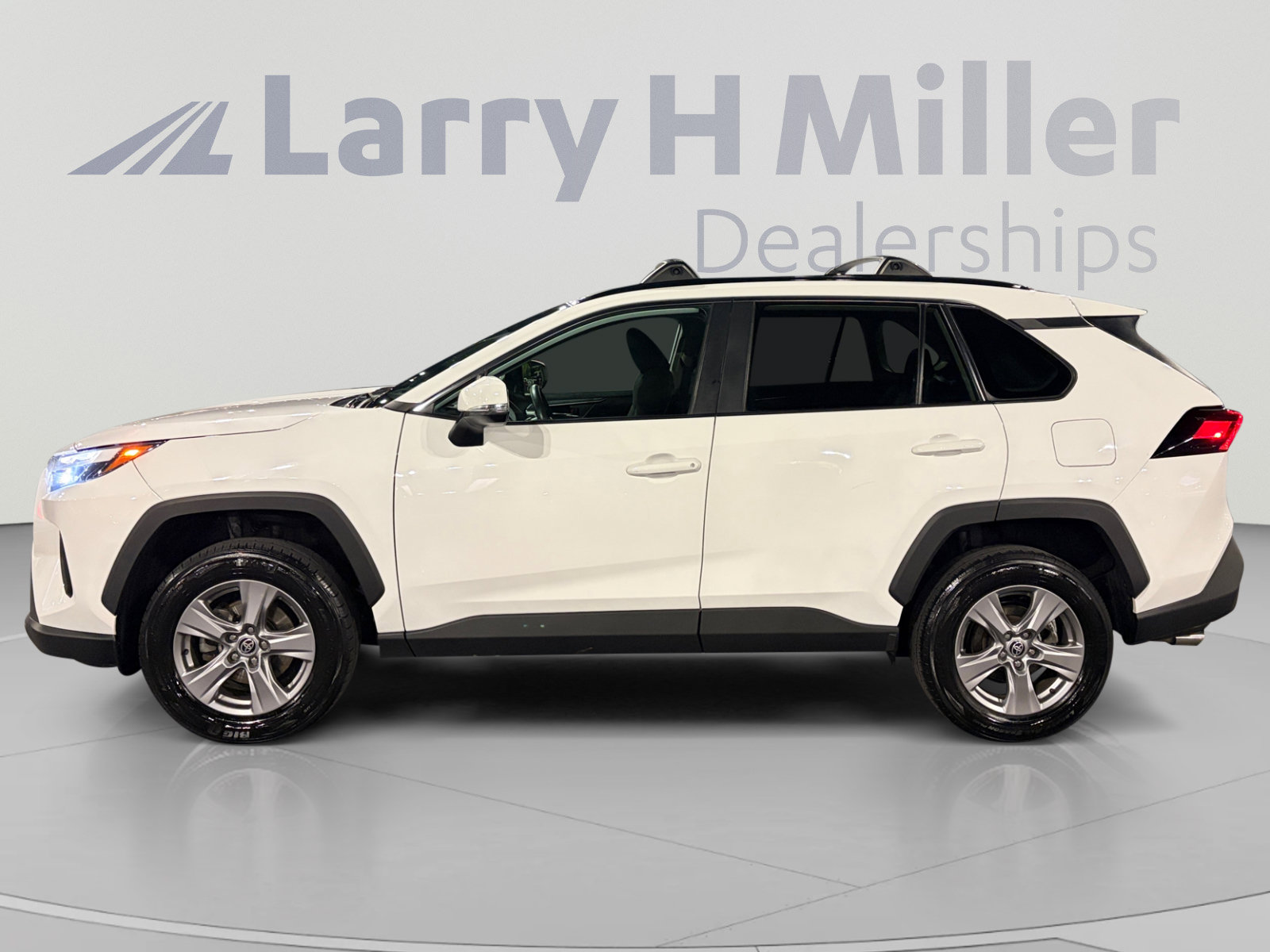 Used 2022 Toyota RAV4 XLE AWD/4WD image 2