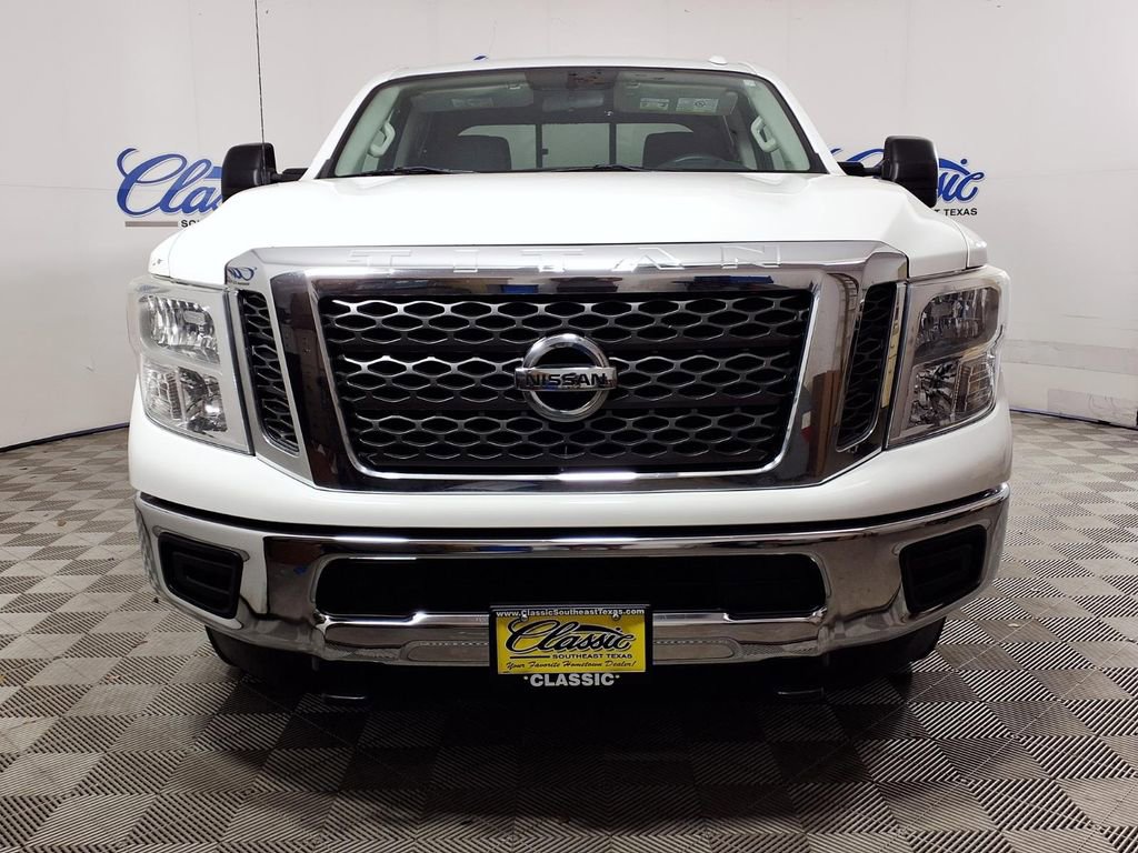 Used 2018 Nissan Titan SV image 3