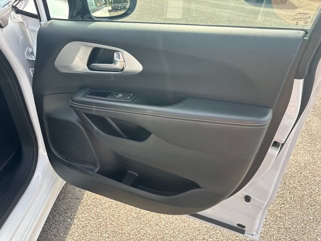 Used 2025 Chrysler Pacifica Limited FWD image 27