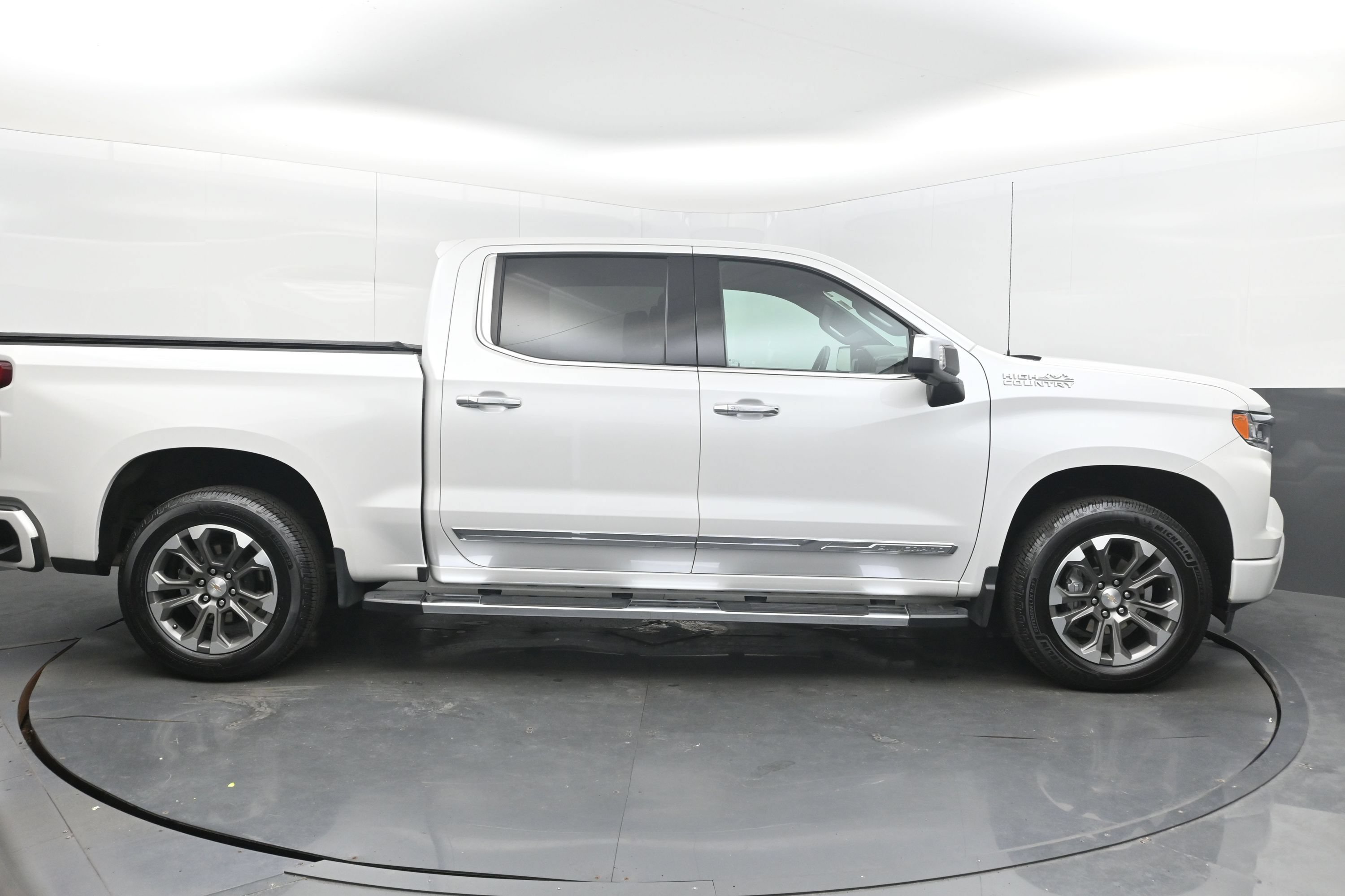 Used 2024 Chevrolet Silverado 1500 High Country w/ Z71 Off-Road Package AWD/4WD image 10