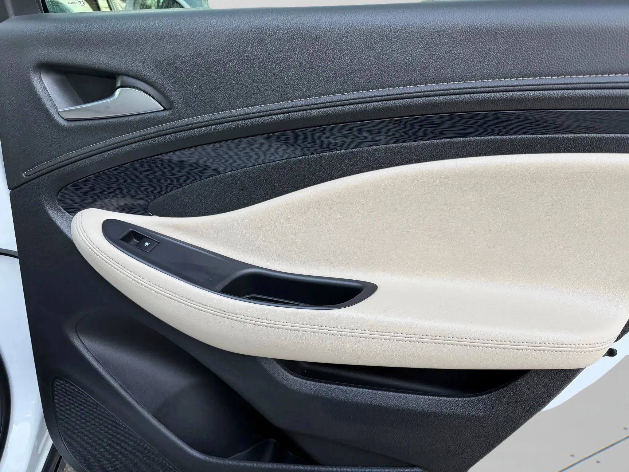 Used 2017 Buick Envision Essence image 12