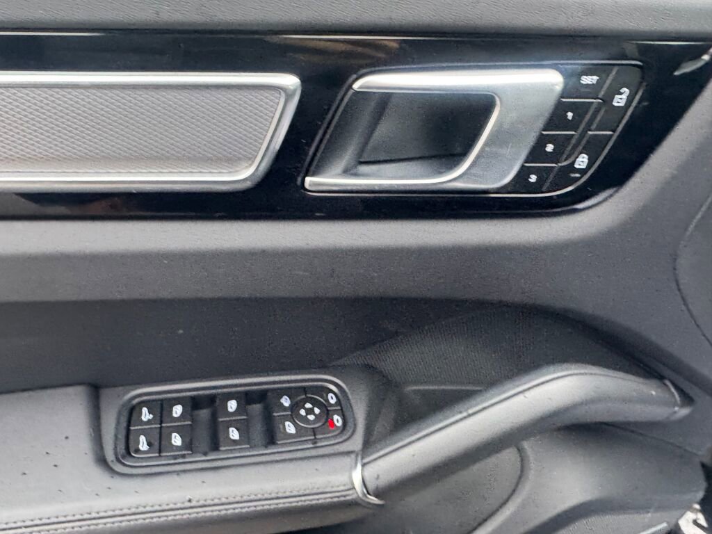 Used 2023 Porsche Cayenne Platinum Edition image 10