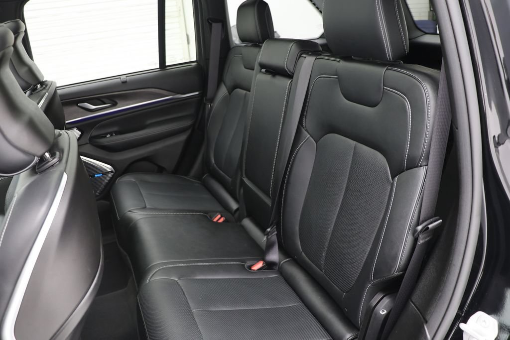 Used 2023 Jeep Grand Cherokee Overland w/ Luxury Tech Group IV AWD/4WD image 11
