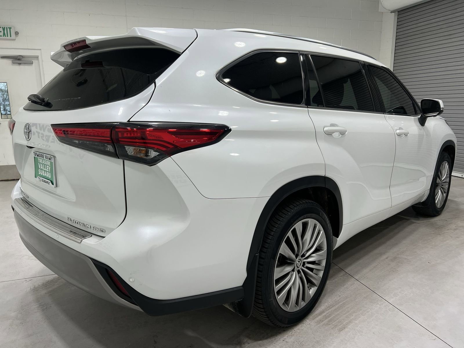 Used 2023 Toyota Highlander Platinum image 8