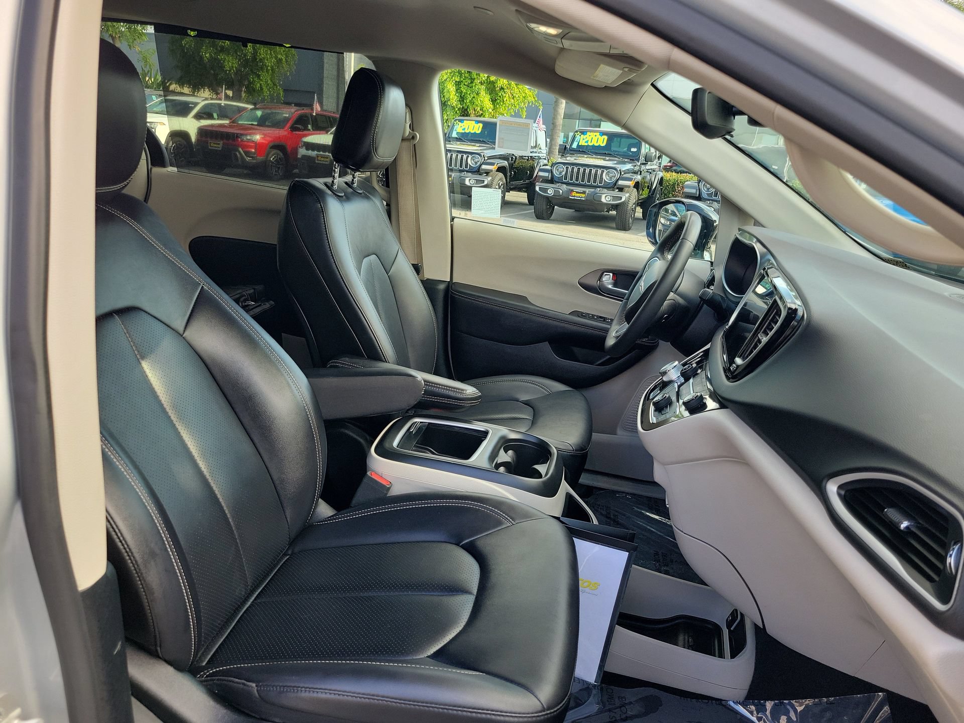 Certified 2024 Chrysler Pacifica Touring-L FWD image 22