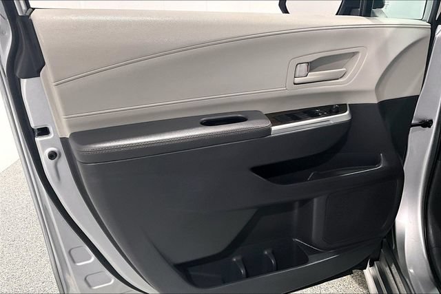 Used 2021 Toyota Sienna LE FWD image 25