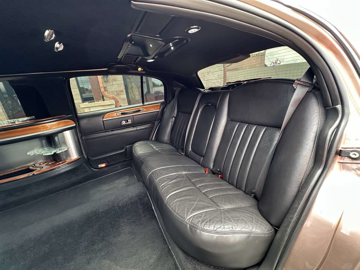 Used 2010 Lincoln Town Car Executive RWD image 6