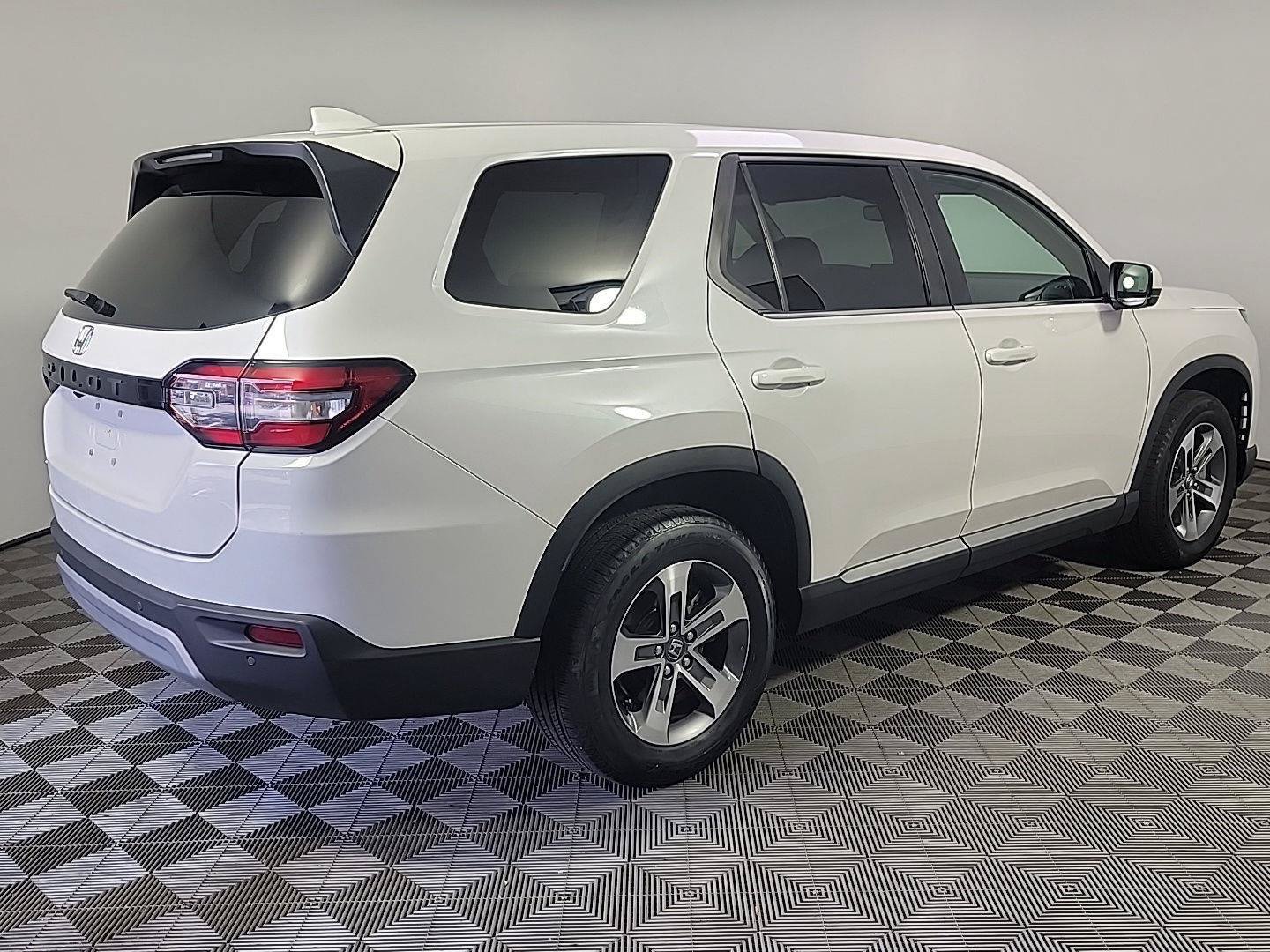 Certified 2025 Honda Pilot EX-L image 4