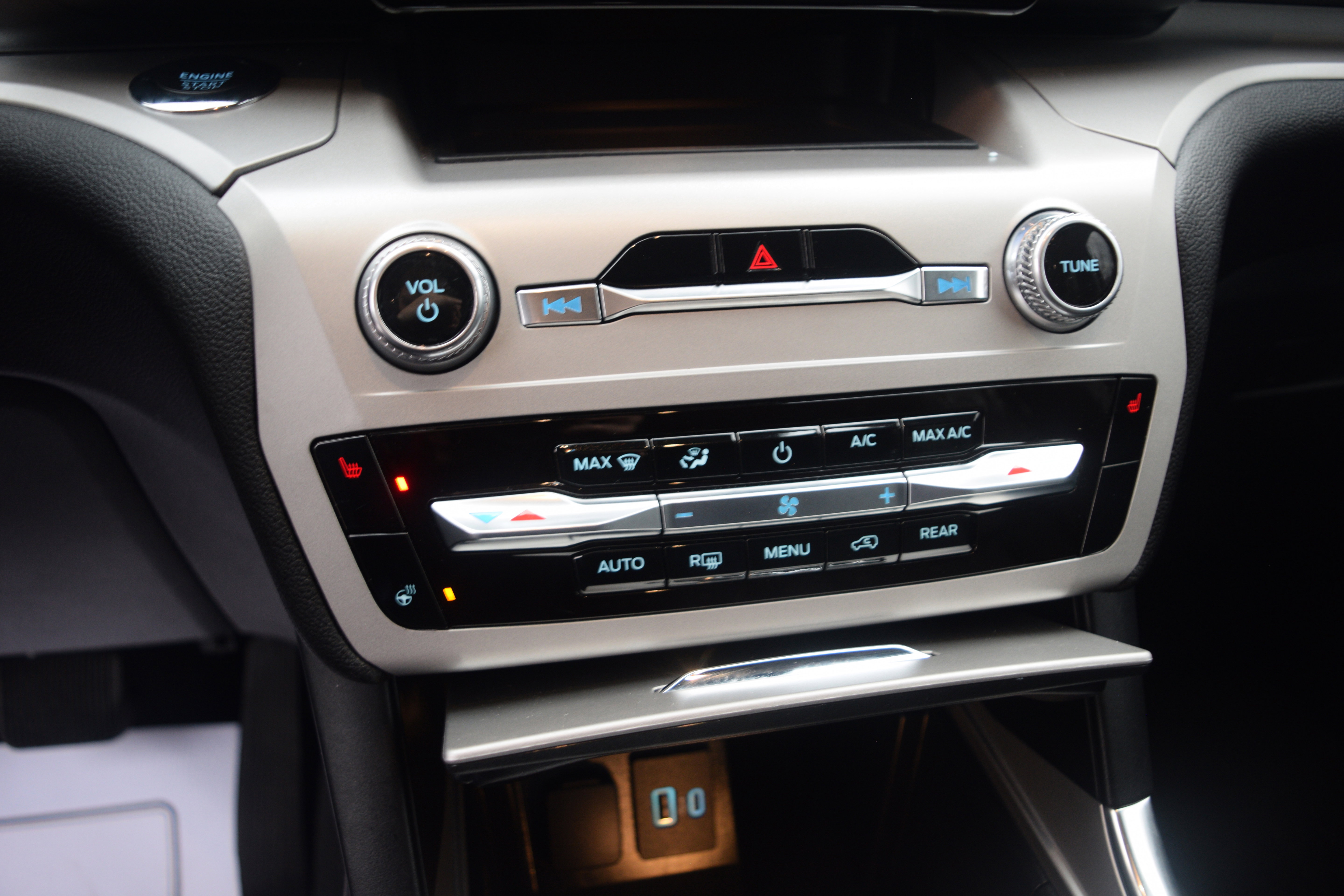 Used 2023 Ford Explorer XLT w/ Equipment Group 202A image 11