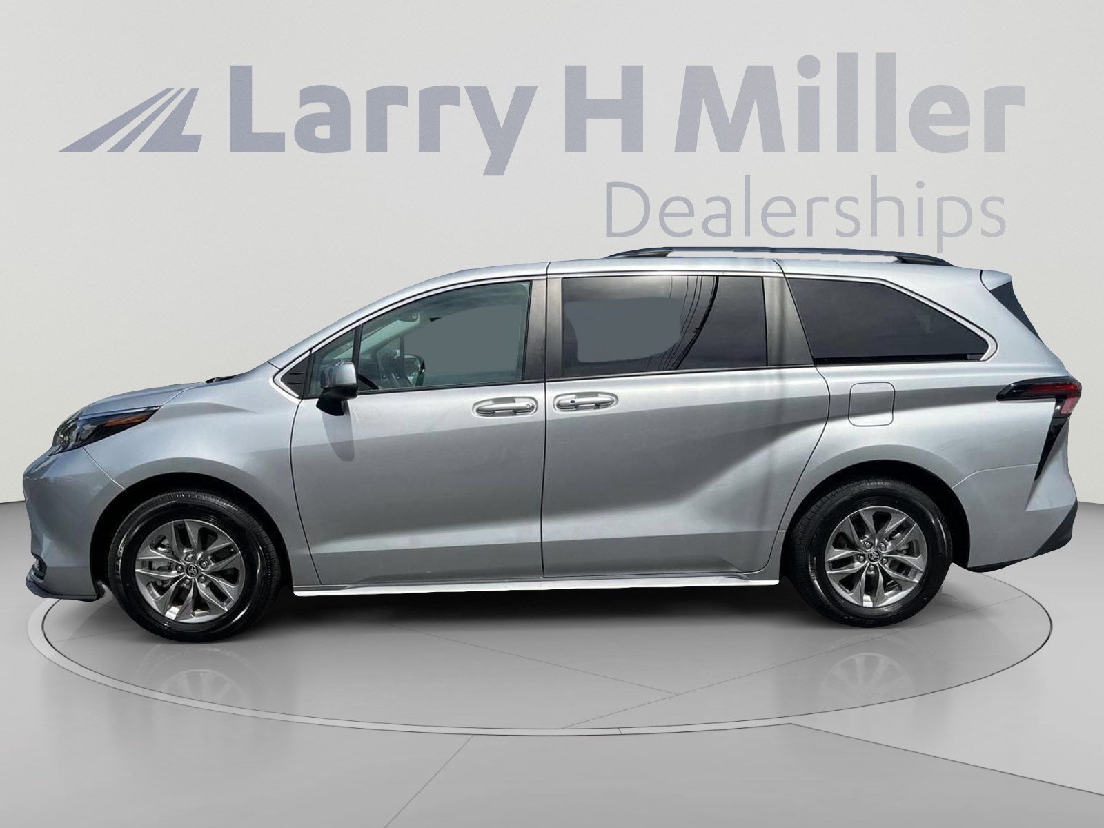 Used 2025 Toyota Sienna LE w/ LE Plus Package AWD/4WD image 2
