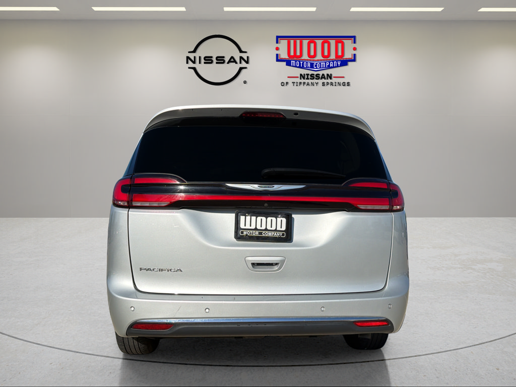 Used 2024 Chrysler Pacifica Touring-L FWD image 3