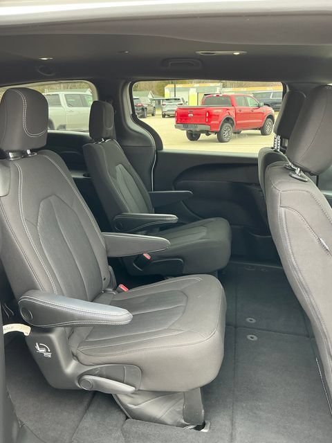Used 2023 Chrysler Pacifica Touring FWD image 14
