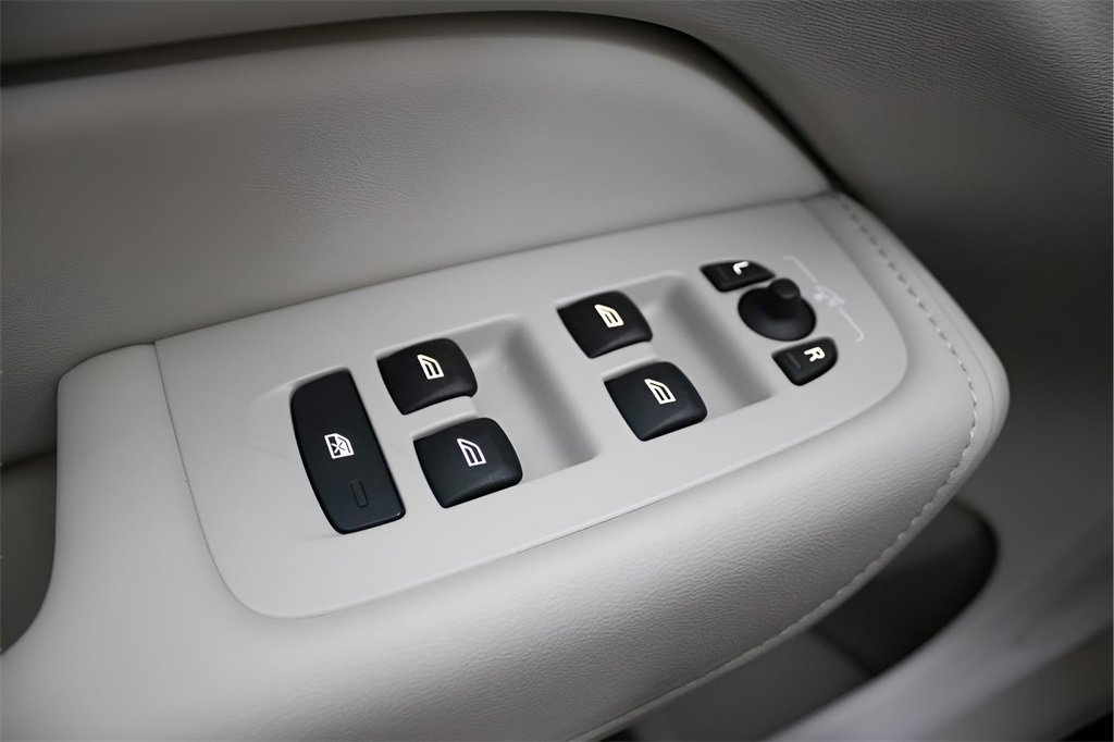 Certified 2025 Volvo XC60 T8 Core w/ Protection Package Premier image 21