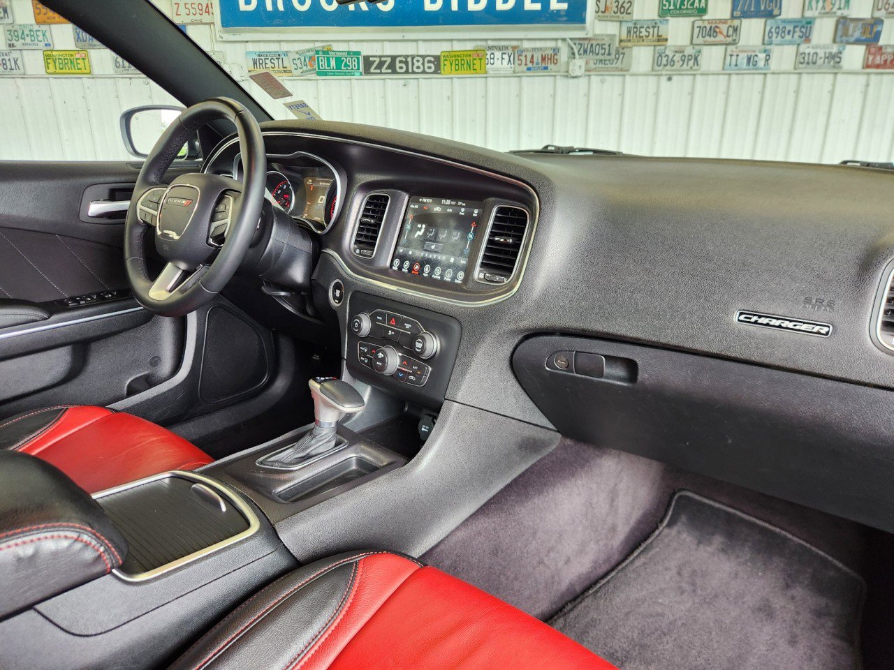 Used 2017 Dodge Charger SXT RWD image 2