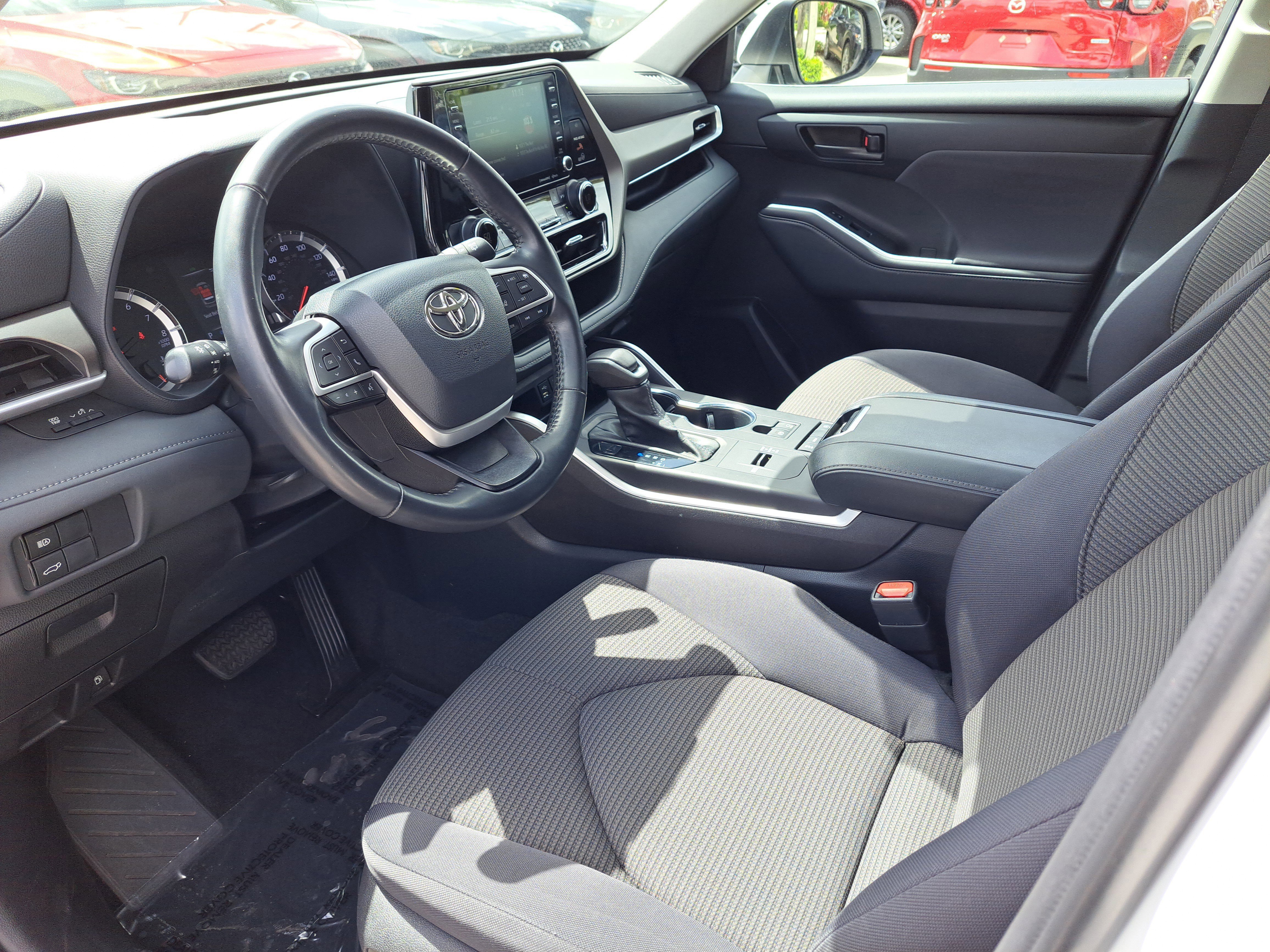 Used 2022 Toyota Highlander LE image 11