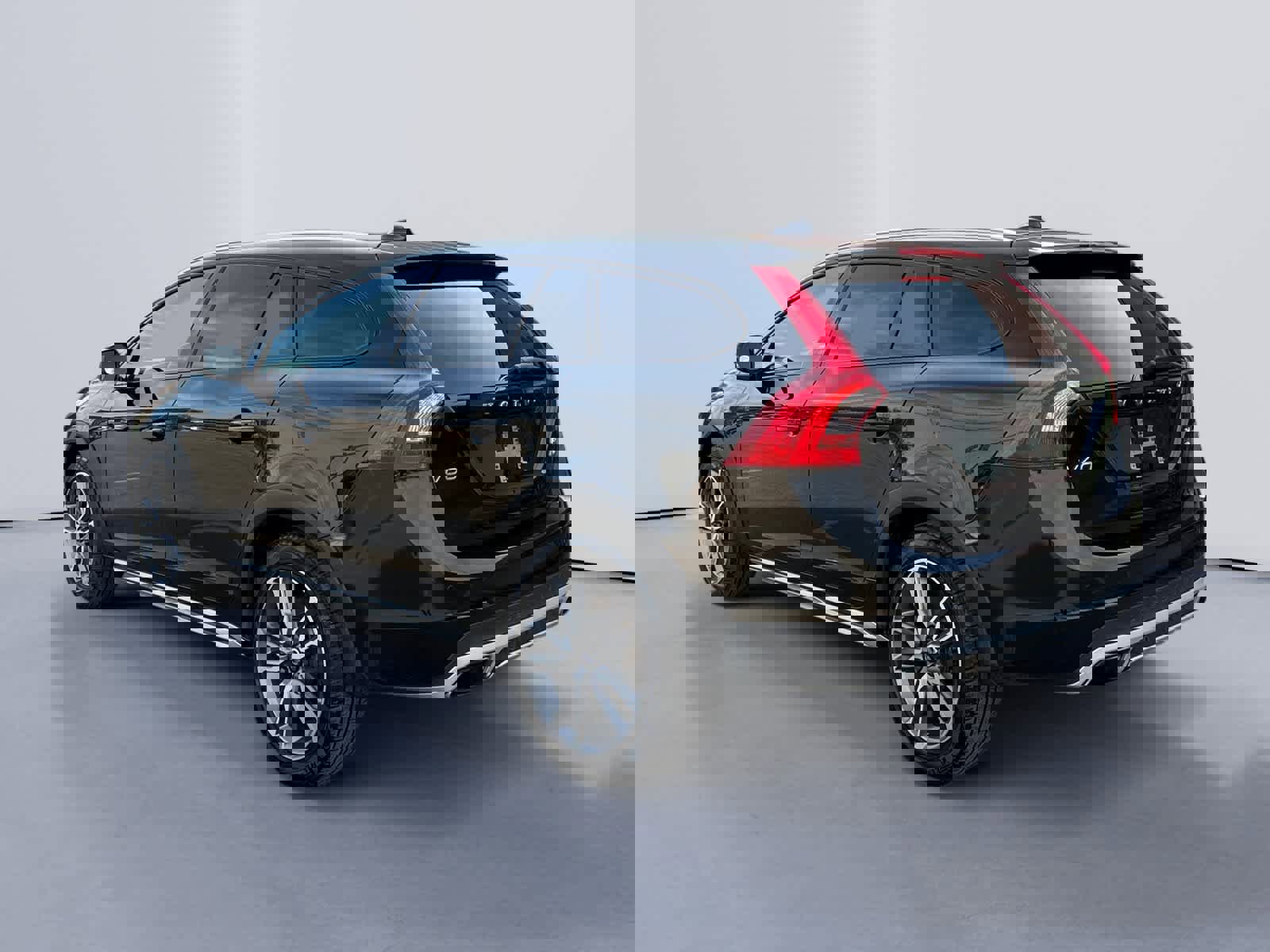 Used 2018 Volvo V60 T5 Cross Country w/ Convenience Package image 5