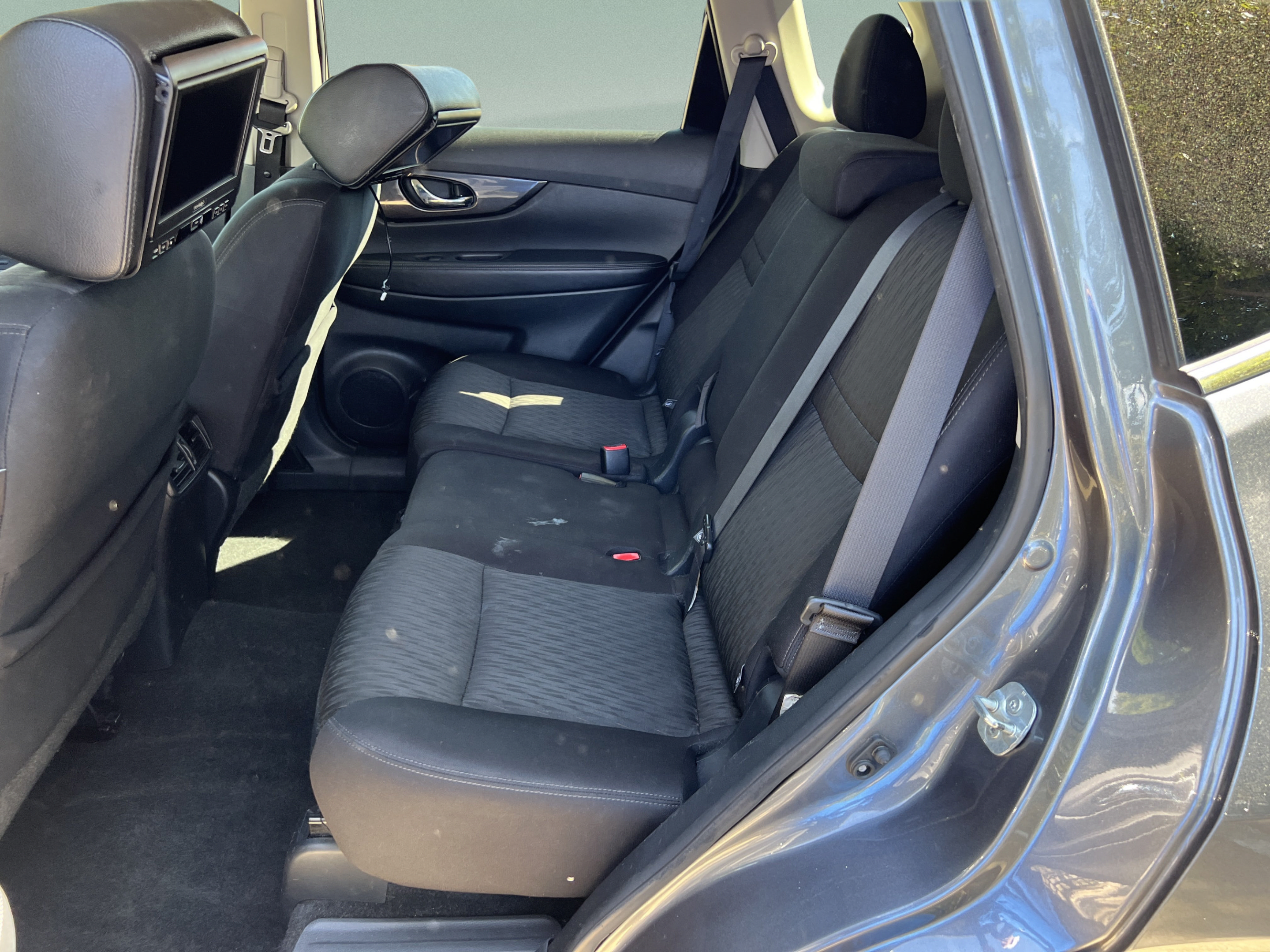 Used 2017 Nissan Rogue SV w/ Sun & Sound Touring Package FWD image 29