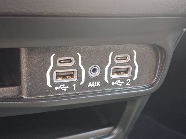 Used 2025 Chrysler Pacifica Select FWD image 23