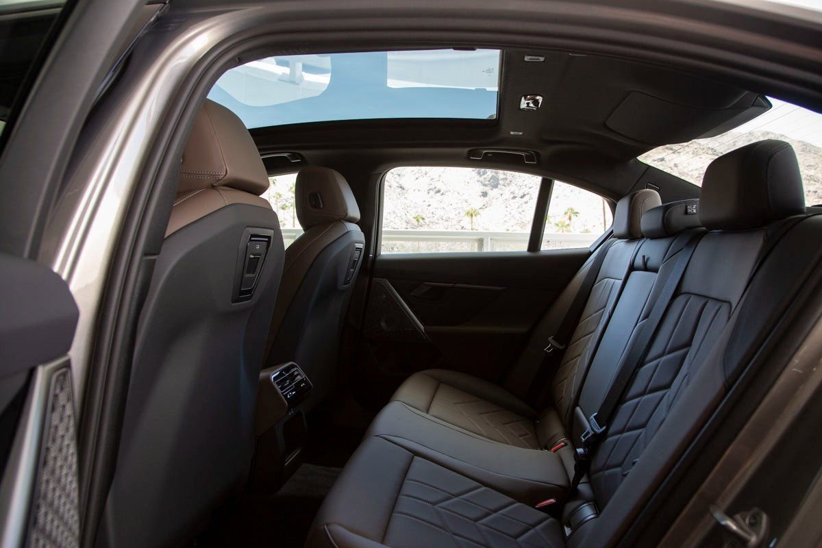 Used 2026 BMW 550e xDrive w/ Premium Package AWD/4WD image 22