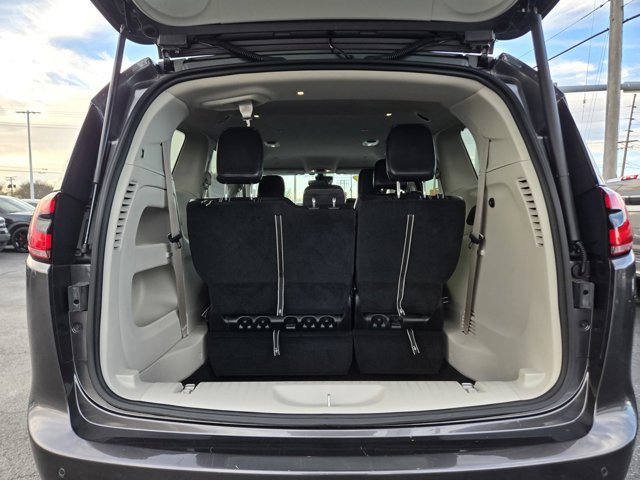 Used 2022 Chrysler Pacifica Touring-L image 38