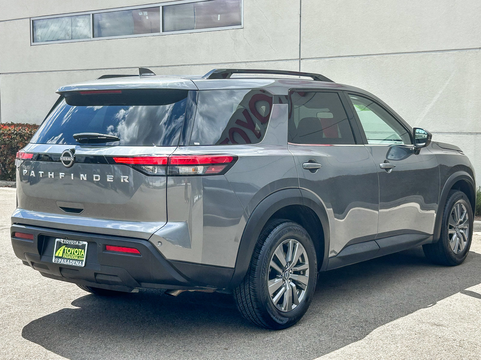 Used 2025 Nissan Pathfinder SV FWD image 6