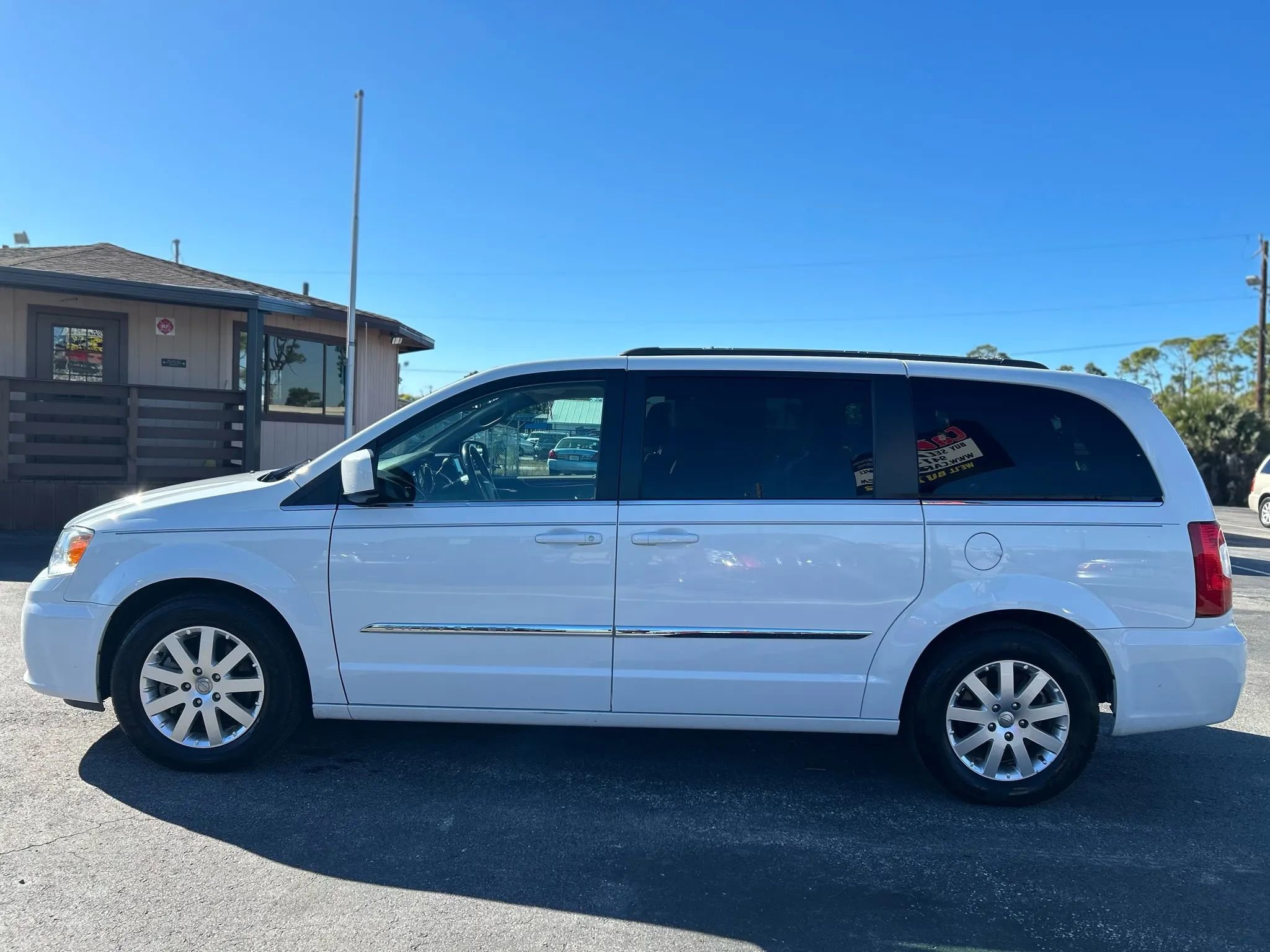 Used 2016 Chrysler Town & Country Touring image 9