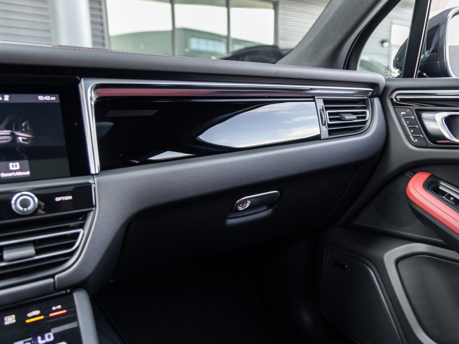Certified 2026 Porsche Macan AWD/4WD image 32