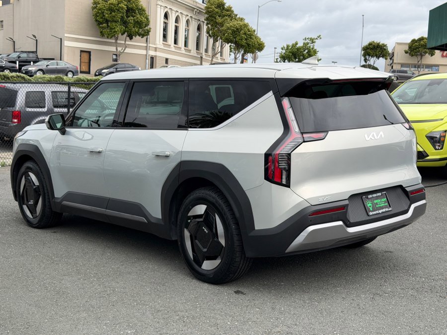 Used 2024 Kia EV9 Light Long Range RWD image 7