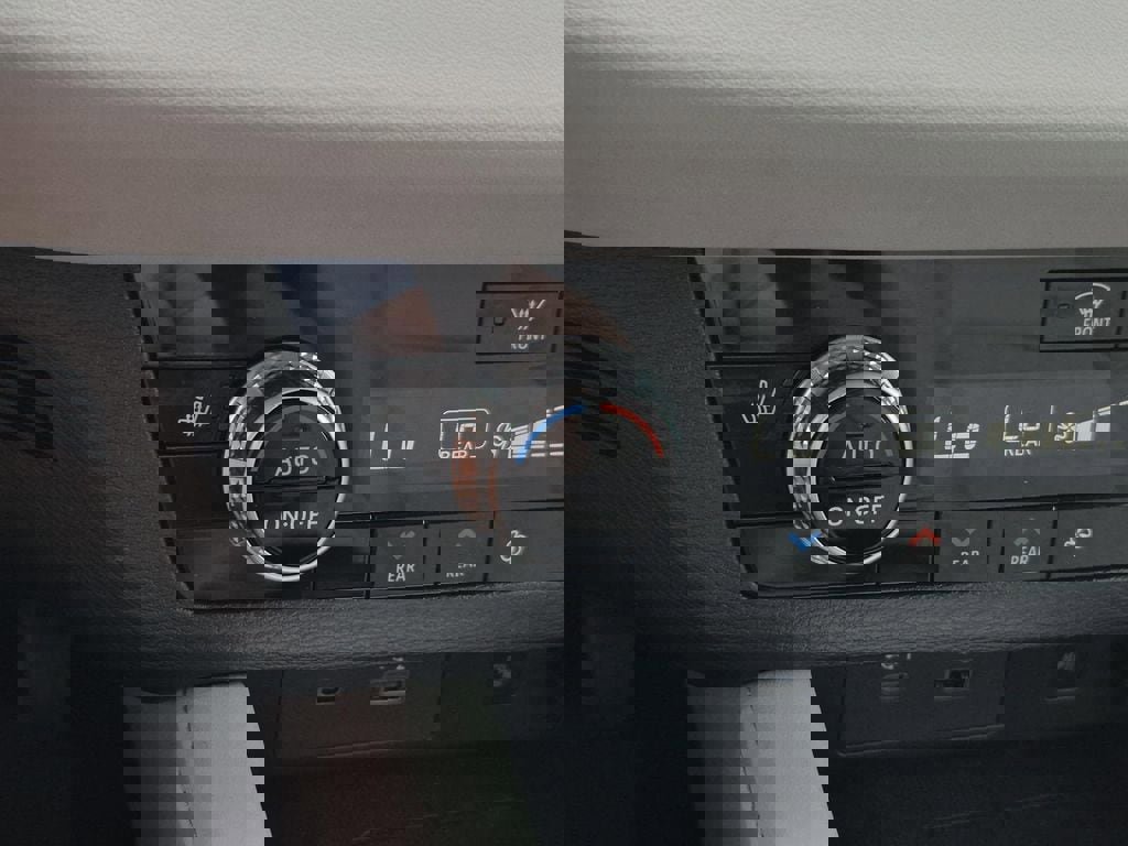 Used 2024 Mitsubishi Outlander SEL image 30