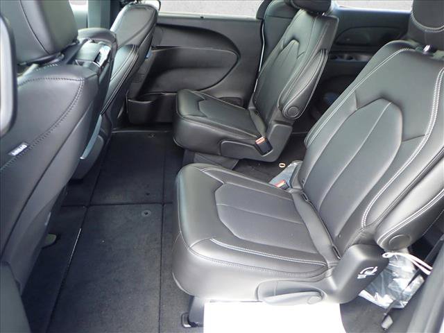 New 2026 Chrysler Pacifica Select AWD/4WD image 10