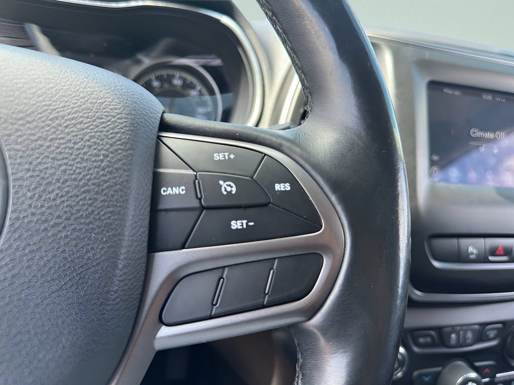 Used 2019 Jeep Cherokee Latitude Plus w/ Cold Weather Group AWD/4WD image 20