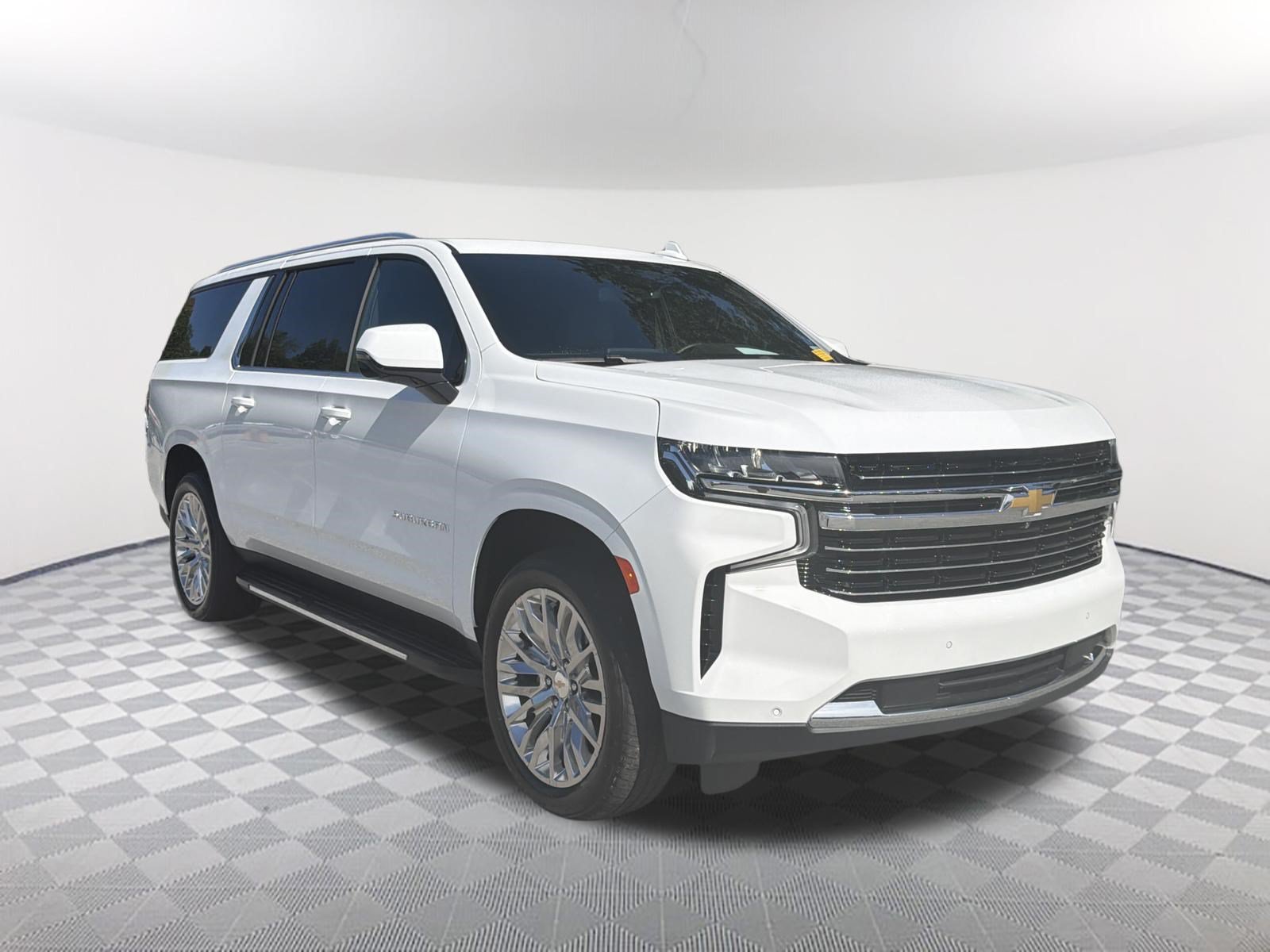 Used 2024 Chevrolet Suburban LT w/ Luxury Package AWD/4WD image 3