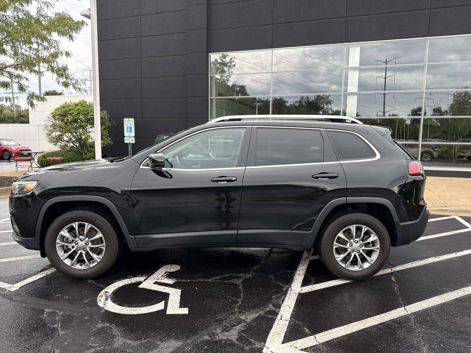 Used 2020 Jeep Cherokee Latitude Plus w/ Comfort/Convenience Group AWD/4WD image 2