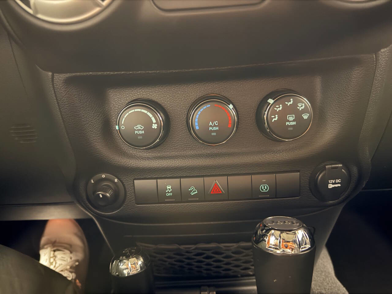 Used 2018 Jeep Wrangler Sahara w/ Connectivity Group image 17