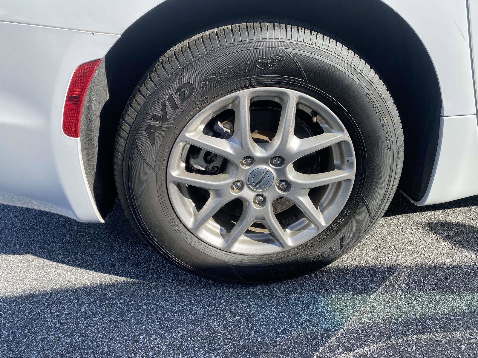 Used 2024 Chrysler Pacifica Touring-L image 8