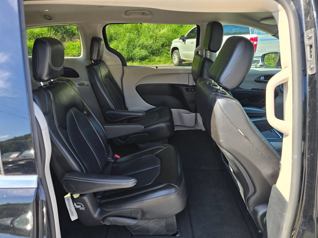 Used 2024 Chrysler Pacifica Touring-L FWD image 26