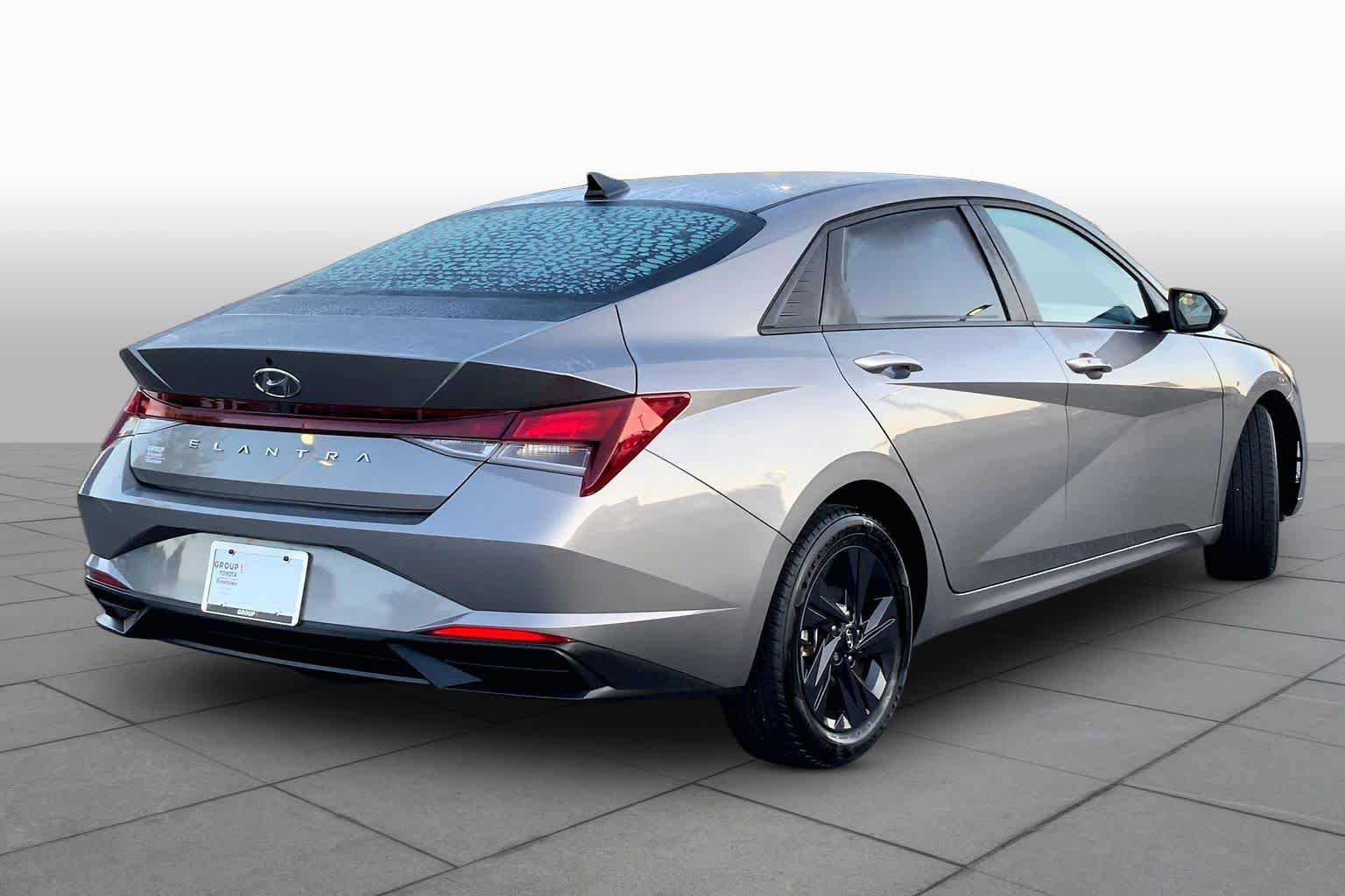 Used 2022 Hyundai Elantra SEL w/ Convenience Package FWD image 13
