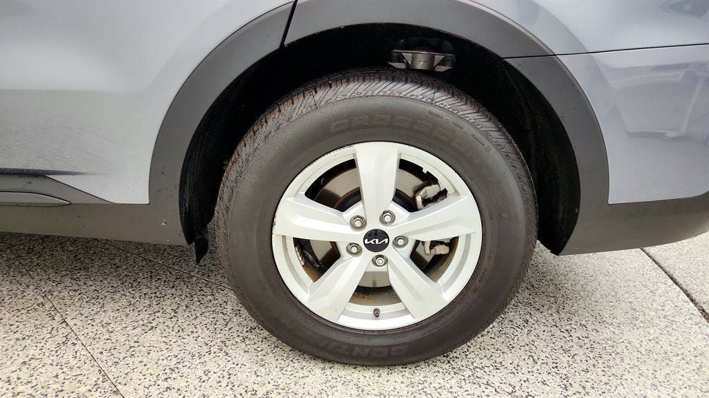 Used 2025 Kia Sorento LX FWD image 9