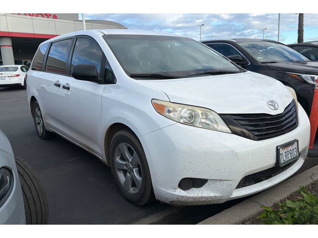 Used 2015 Toyota Sienna L image 2
