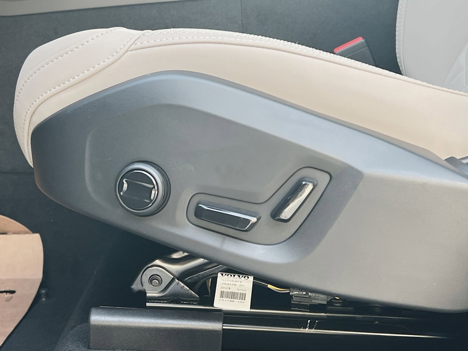 New 2026 Volvo XC60 B5 Plus w/ Protection Package Premier AWD/4WD image 14