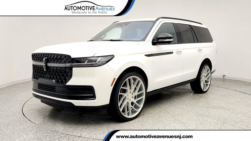 Used 2025 Lincoln Navigator Reserve w/ Jet Appearance Package image 1