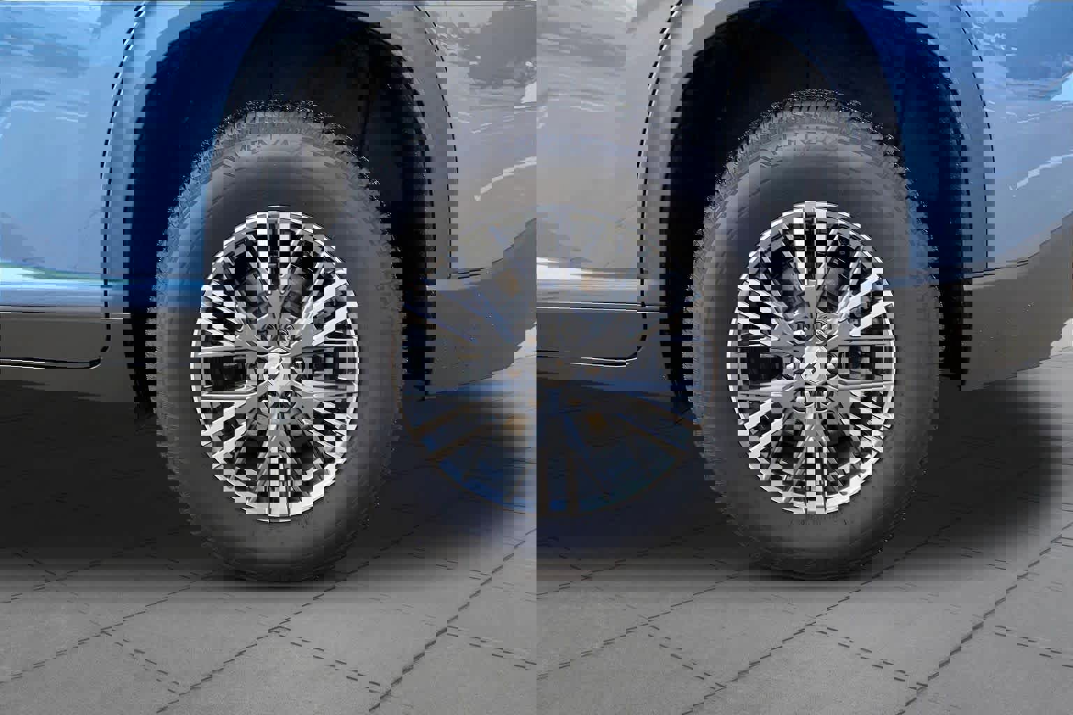 Used 2025 Chevrolet Traverse LT w/ Driver Confidence Package FWD image 11