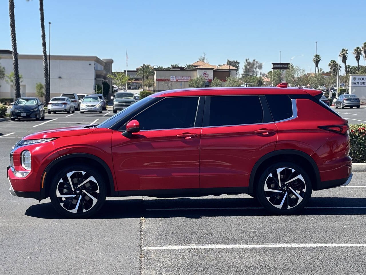 Used 2023 Mitsubishi Outlander SE FWD image 4