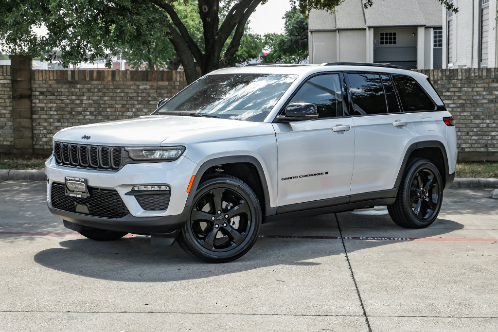 Used 2023 Jeep Grand Cherokee Limited w/ Black Appearance Package AWD/4WD image 11