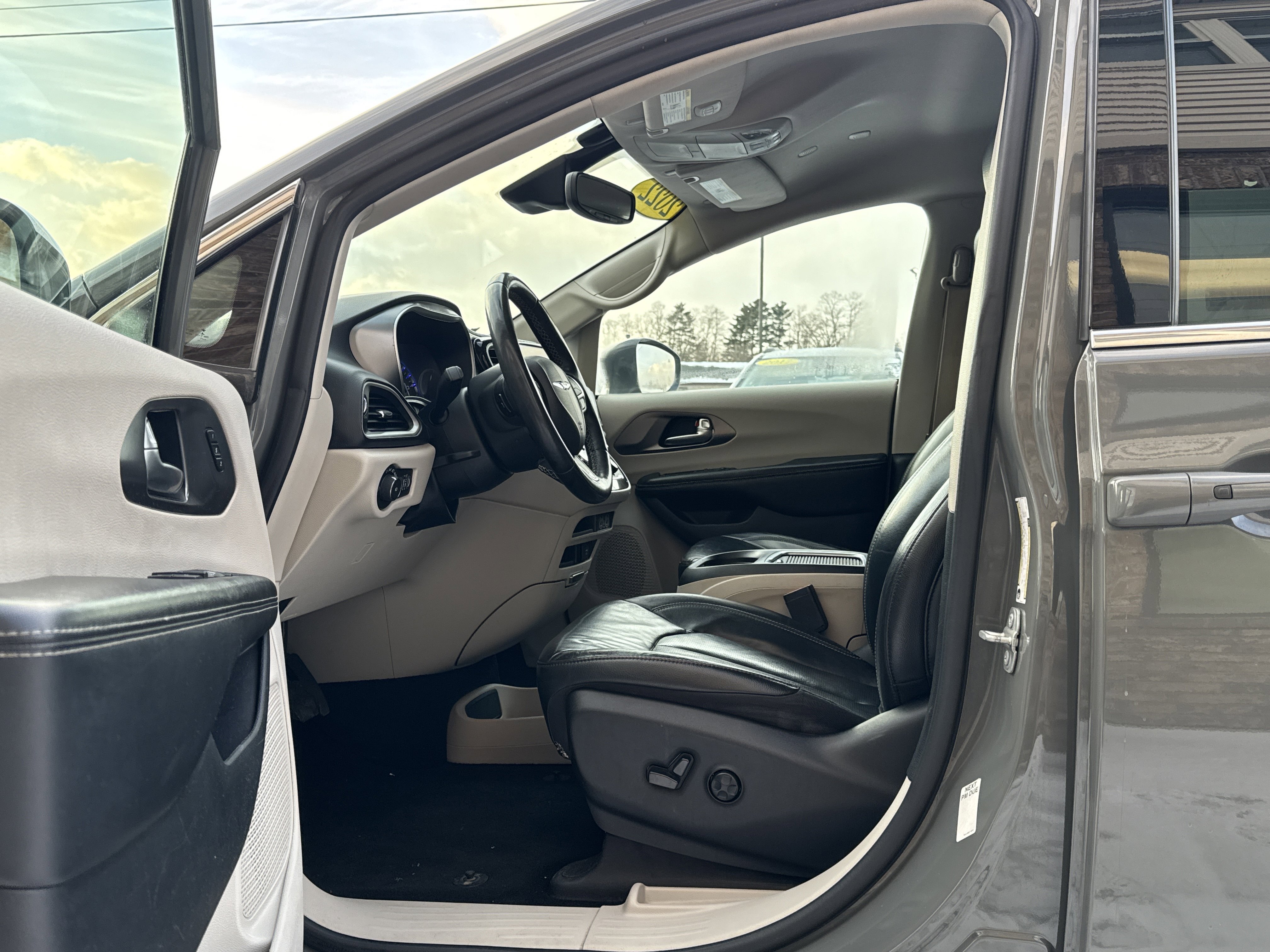 Used 2022 Chrysler Pacifica Touring-L image 9